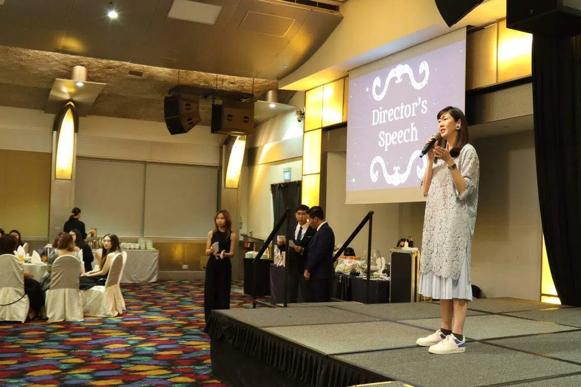 人文与社会科学院院长方淑燕为毕业晚宴开场致辞。（作者提供）