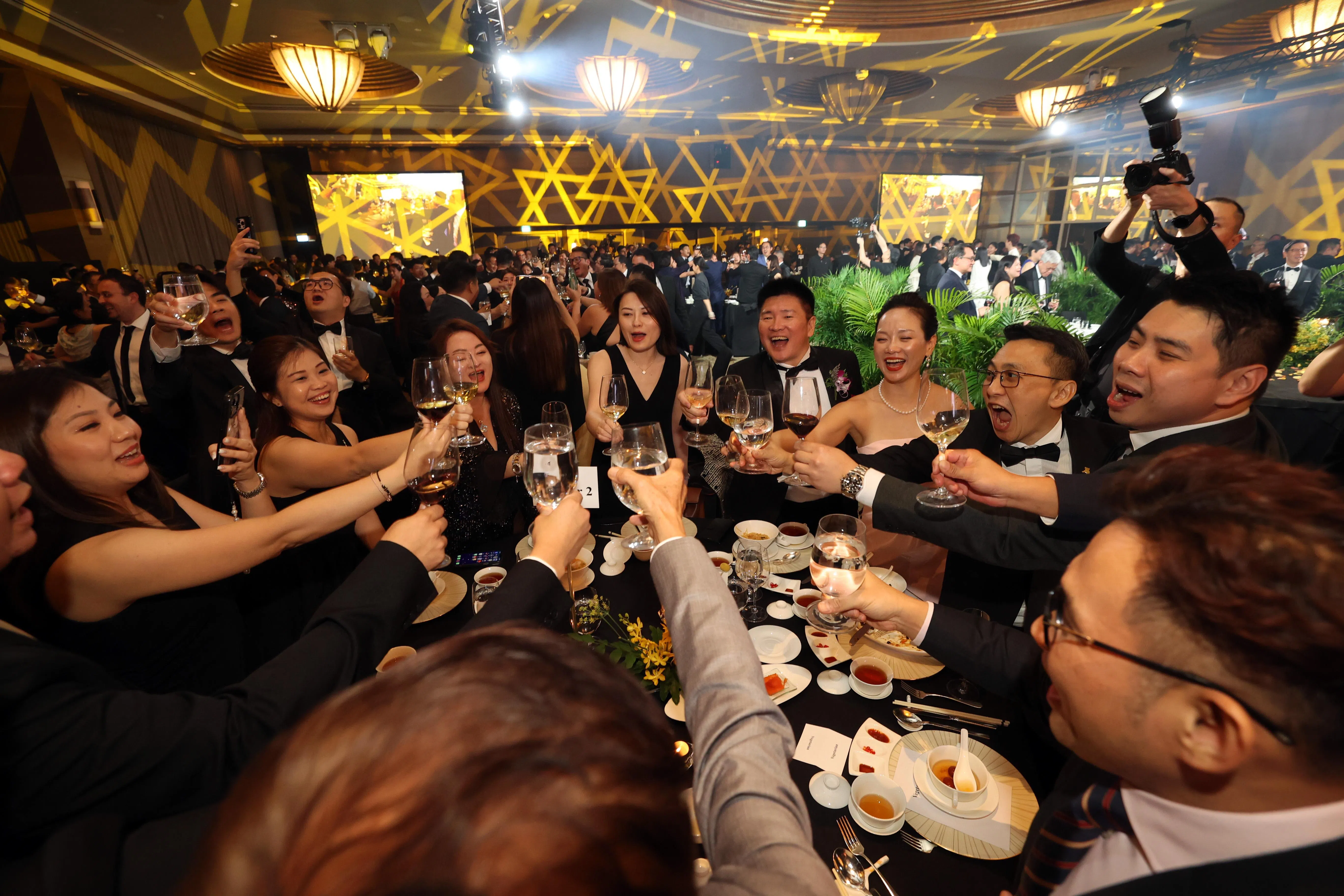 餐饮品牌店小二斩获成名品牌组别总冠军，公司团队在现场欢呼庆祝。（邝启聪摄）