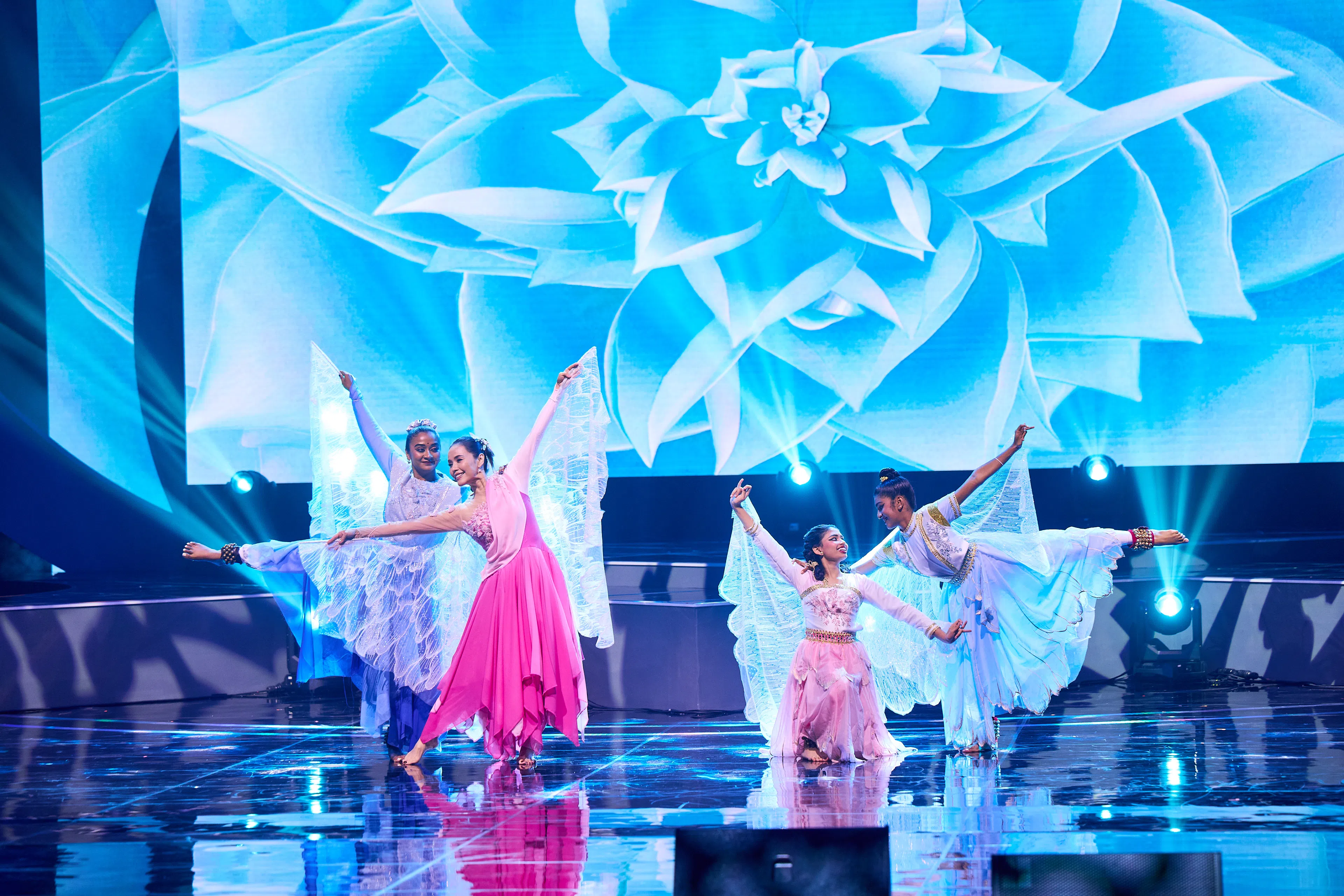 郑惠玉（左二）与Bhaskar’s Arts Academy的舞蹈员以印度舞呈现“梁祝”的故事。（新传媒提供）