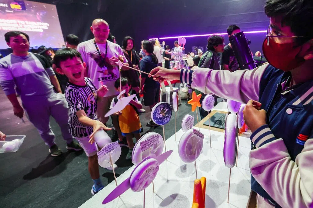 青年策划举办 天文爱好者聚*SCAPE探索宇宙奥秘