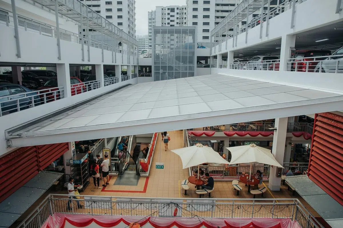 达曼裕廊熟食中心的巨型遮板防日晒雨淋，还可采自然光照亮整栋建筑。（李益吉摄）