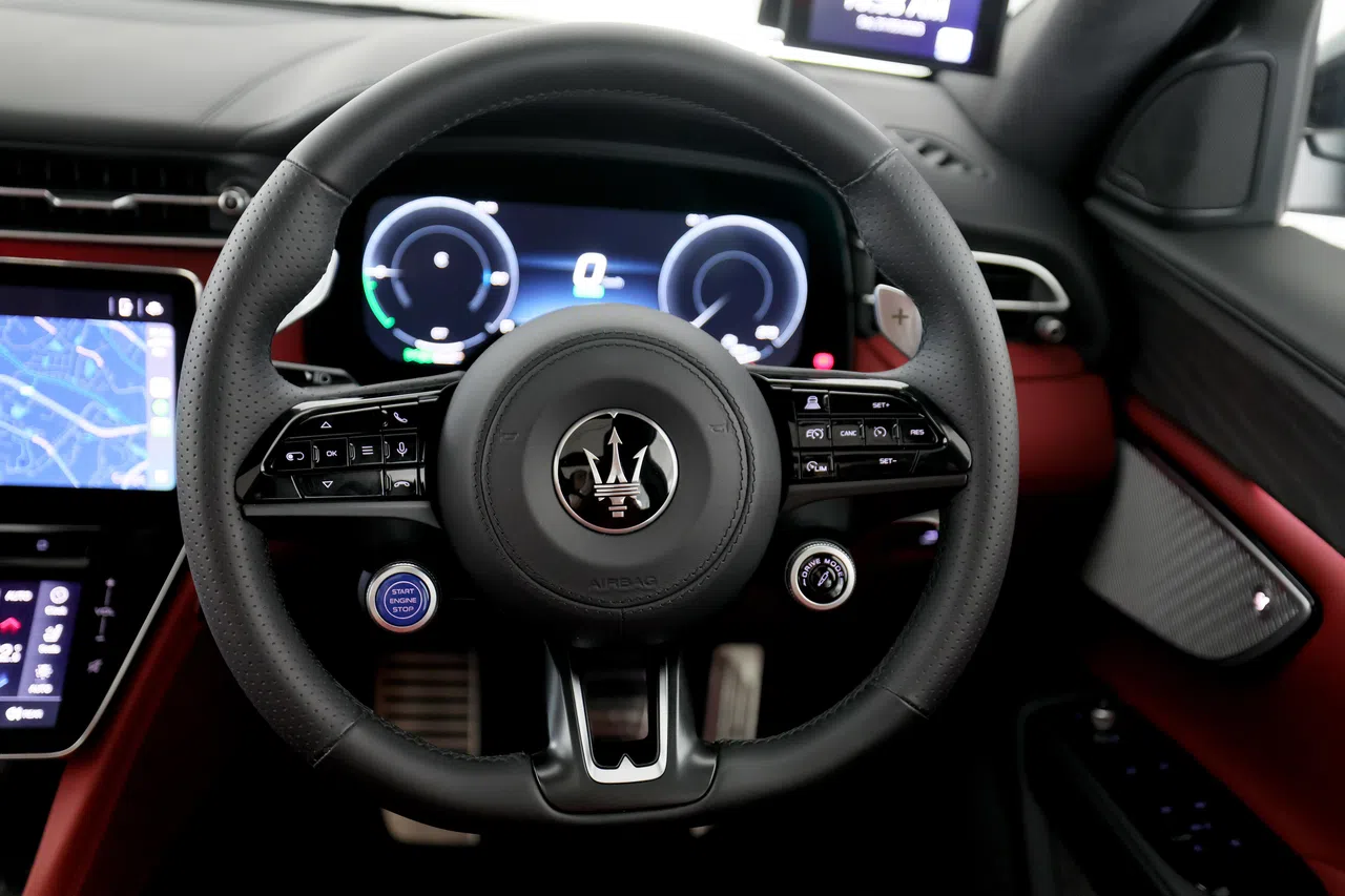 Grecale Folgore方向盘转向精准，手感扎实。（龙国雄摄）