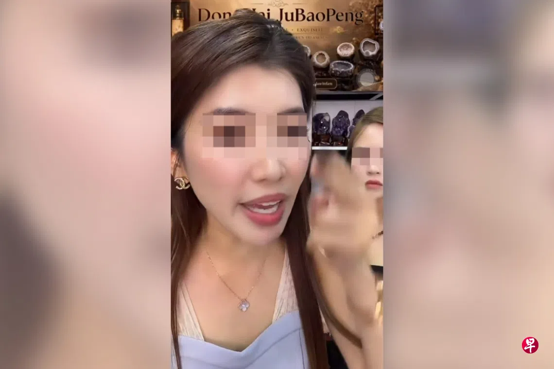 疑因顾客取消订单，两名TikTok女直播主怒飙脏话骂对方。 （取自TikTok）