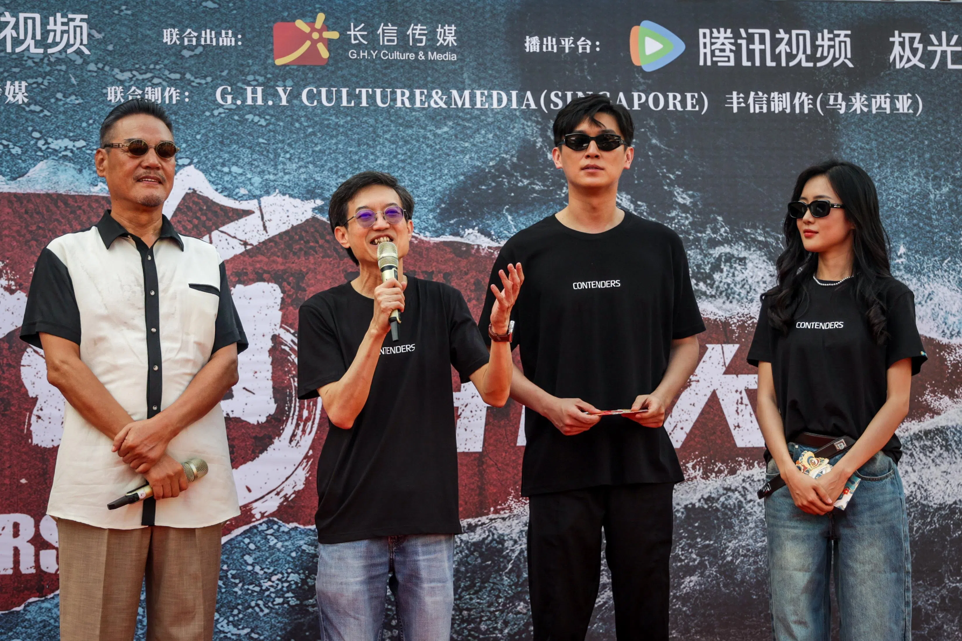 新加坡编剧何启安（左二）担任《狮城山海》的编剧之一，图为剧集2024年3月在柔佛新山的依斯干达马来西亚影城开机，主要演员包括大陆演员巍子（左起）、杨旭文和王梓薇。（档案照）