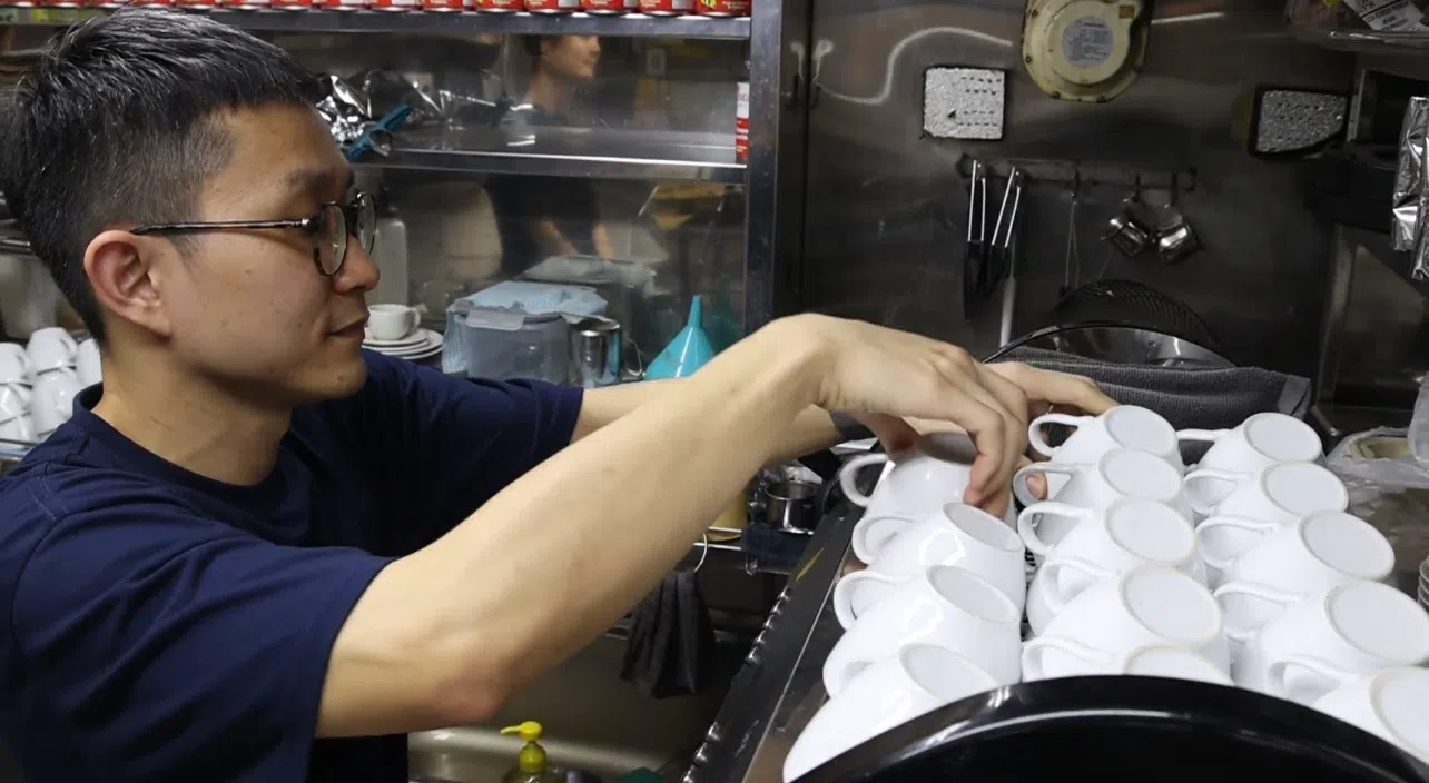 老板之一的黄熙腾很多事情都亲力亲为。（严宣融摄）