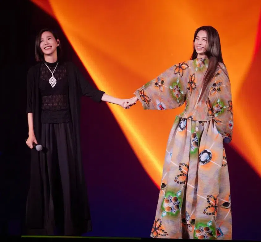 田馥甄（右）和安溥私下好交情，演唱会自然请她担任其中一场的嘉宾。（互联网）