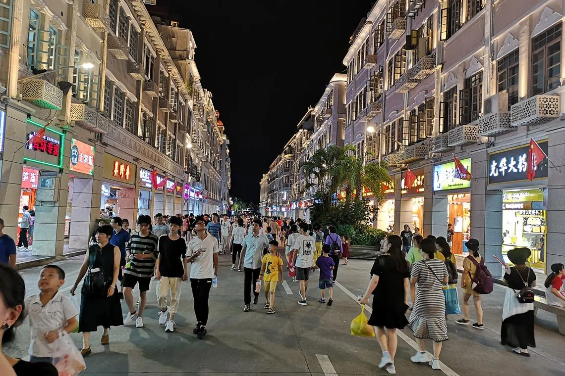 入夜后的步行街灯火通明。 （黄匡宁摄）