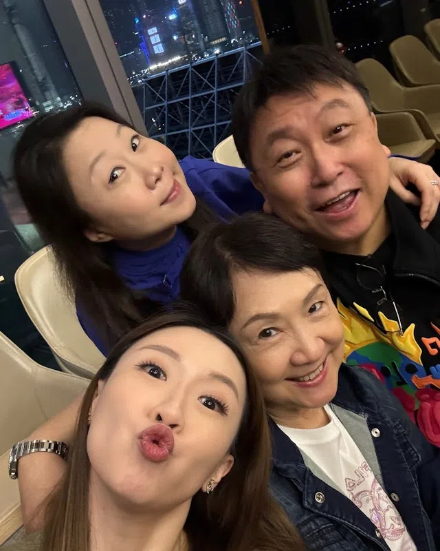 王晶一家四口温馨合照。（取自艺人Instagram）