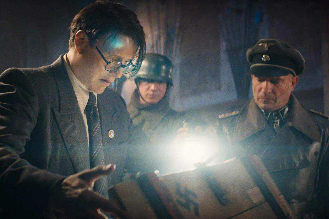 配合电影1944年的故事背景，Mads Mikkelsen（左一）经科技加工被年轻化。（Lucasfilm Ltd.）
