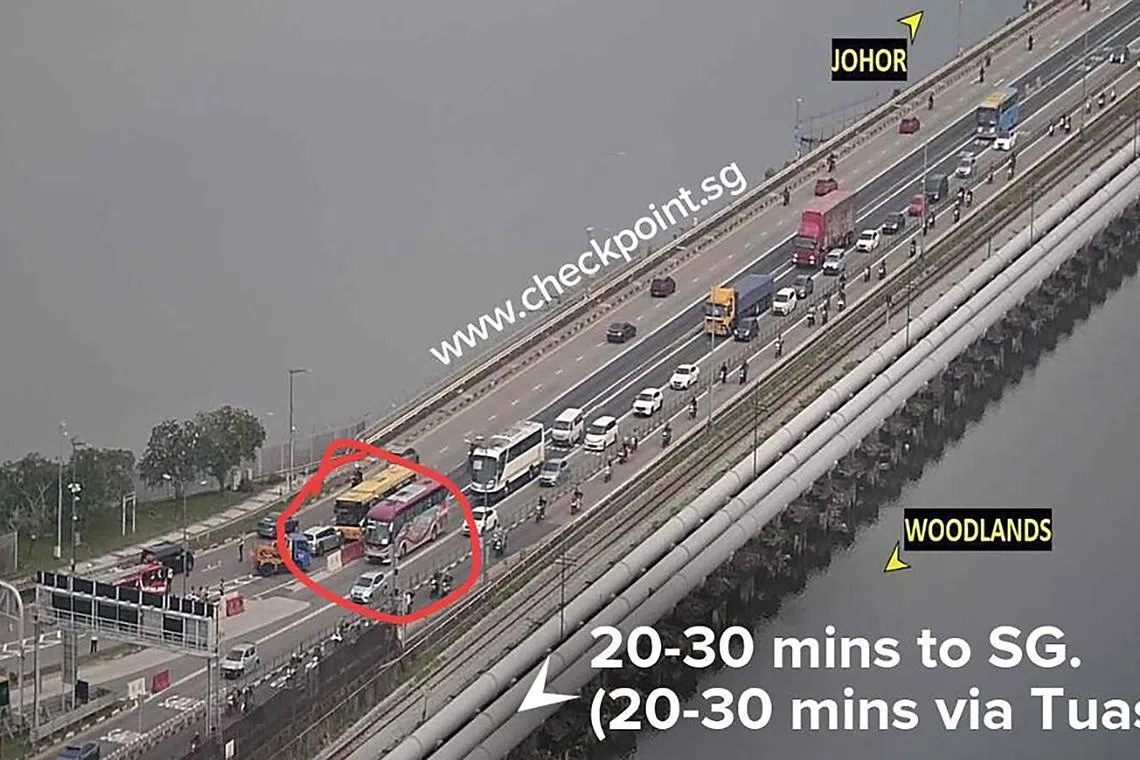 移民局星期六早上在脸书发文说，兀兰关卡路段发生车祸，民防部队正在现场清洗油污，所有三条车道暂时关闭15分钟。（取自网络）