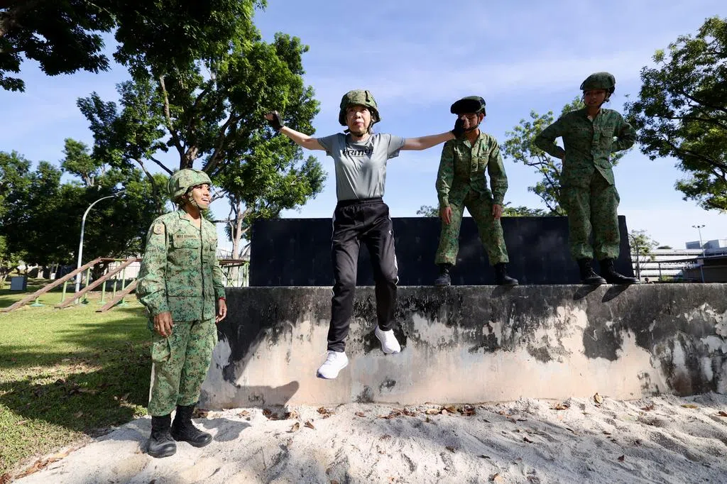 好奇儿子军旅生活 62岁女子参加军训体验营  