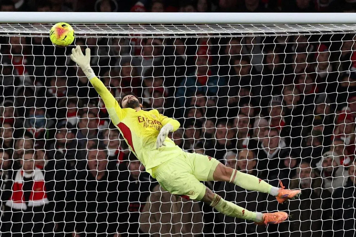 阿申纳门将拉亚做出了一次高难度扑救，为炮兵保住胜利。（路透社）