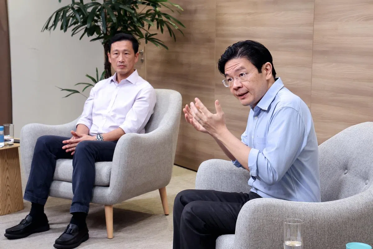 与黄循财（右）一同联合领导政府抗疫跨部门工作小组的卫生部长王乙康（左）也一度被视为第四代团队领导的有力竞争者之一。（档案照）