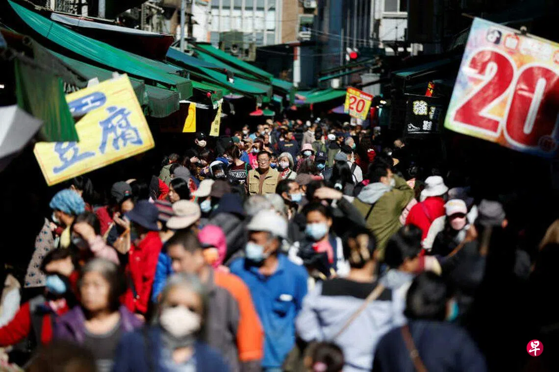 台民众疯狂抢购高股息ETF 财经官员警示小心“羊群效应” | 联合早报