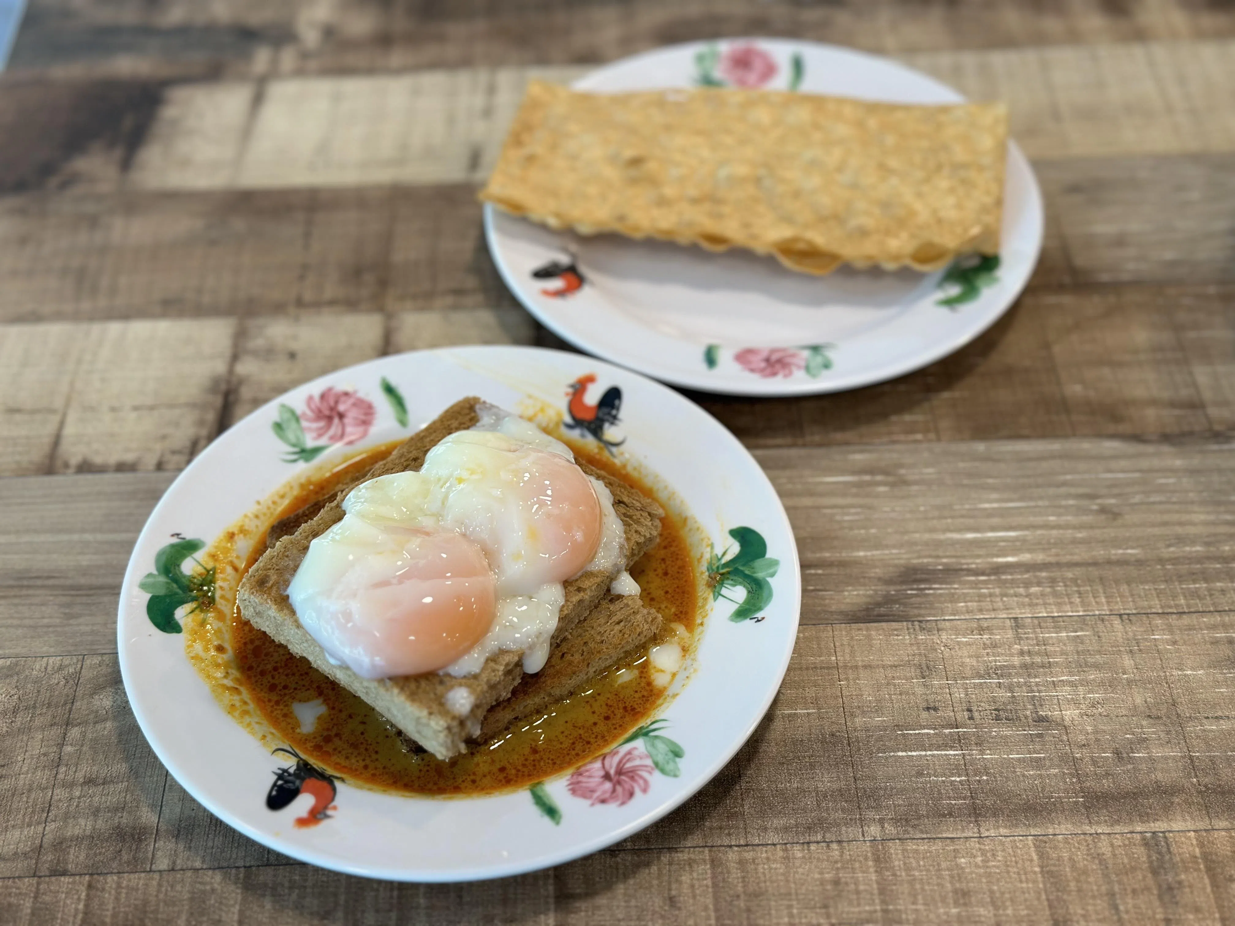 咖喱吐司班尼迪克搭配鳕鱼香丝上桌，是餐馆的创新之作。（叶晓虹摄）