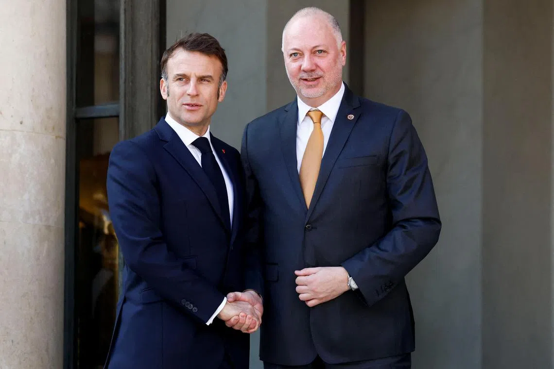 3月27日，法国总统马克龙（左）在法国巴黎爱丽舍宫迎接保加利亚总理耶利亚兹科夫。（路透社）