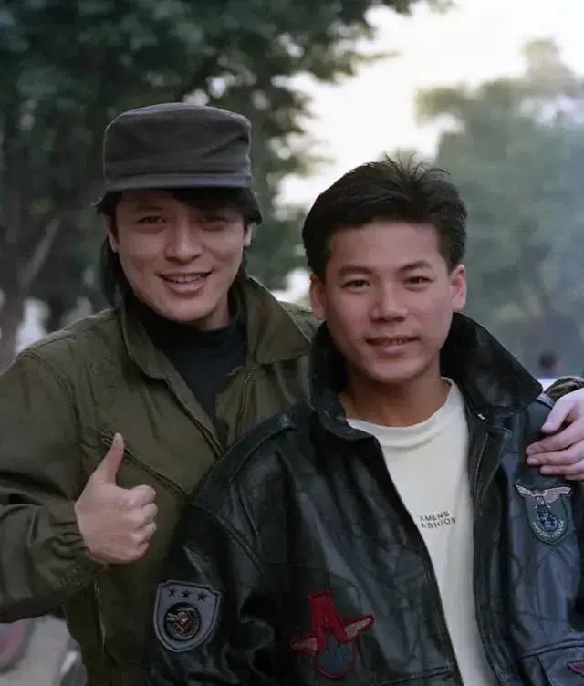 巫启贤（右）与恩师刘文正合照。（创时代提供）