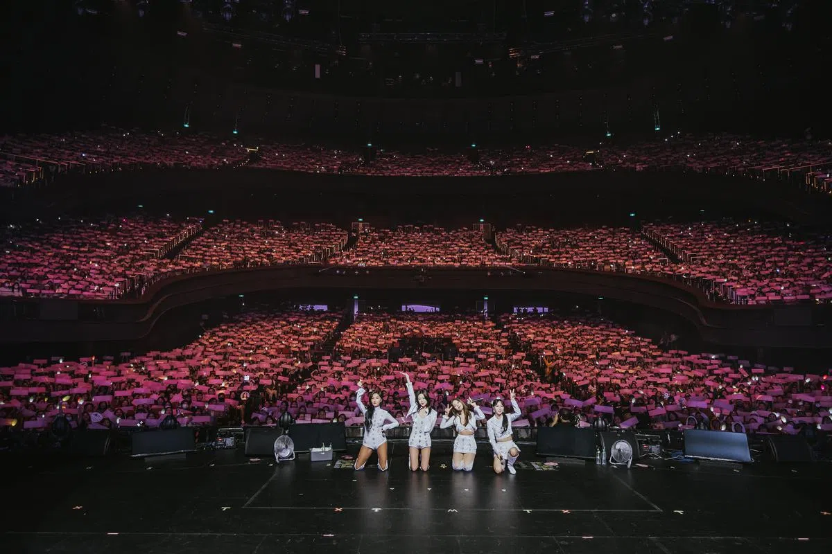 MAMAMOO成员（左起）华沙、辉人、颂乐及玟星与粉丝们合照。（CK Star Entertainment提供）