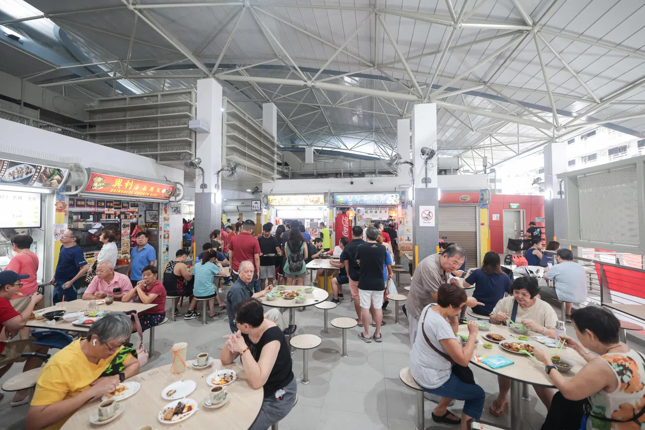 天天来炒福建虾面第三代摊主黄伟彬说，小贩中心整修后，如今更明亮且通风，陈旧的桌椅和厕所等设施也更换或翻新。（李冠卫摄）