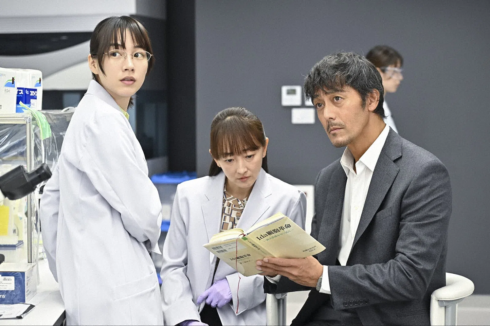 能年玲奈（左）时隔11年终于回归电视剧，和曾经共演电影的阿部宽（右）再合作。（互联网）