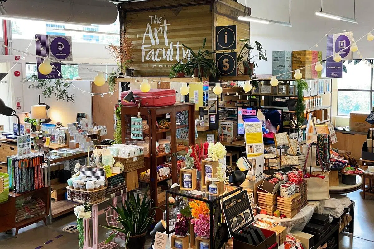 公众可光顾有残障人士工作的咖啡馆和餐厅，也可在零售艺术画廊购买由自闭症人士设计的艺术品和各种商品。（图／新协立提供）