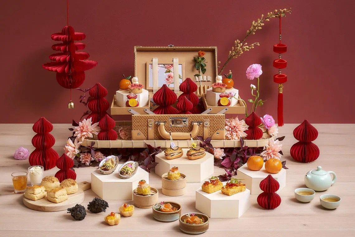 滨海湾宾乐雅臻选酒店Portman’s Bar春节下午茶，有不同造型口味的春节主题糕点。（酒店提供）