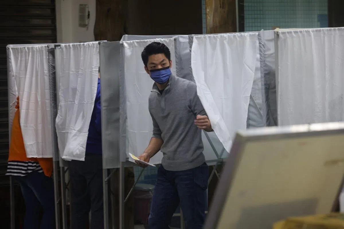 蒋万安星期六上午到大直的永安国小投票。（台北市摄影记者联谊会提供）