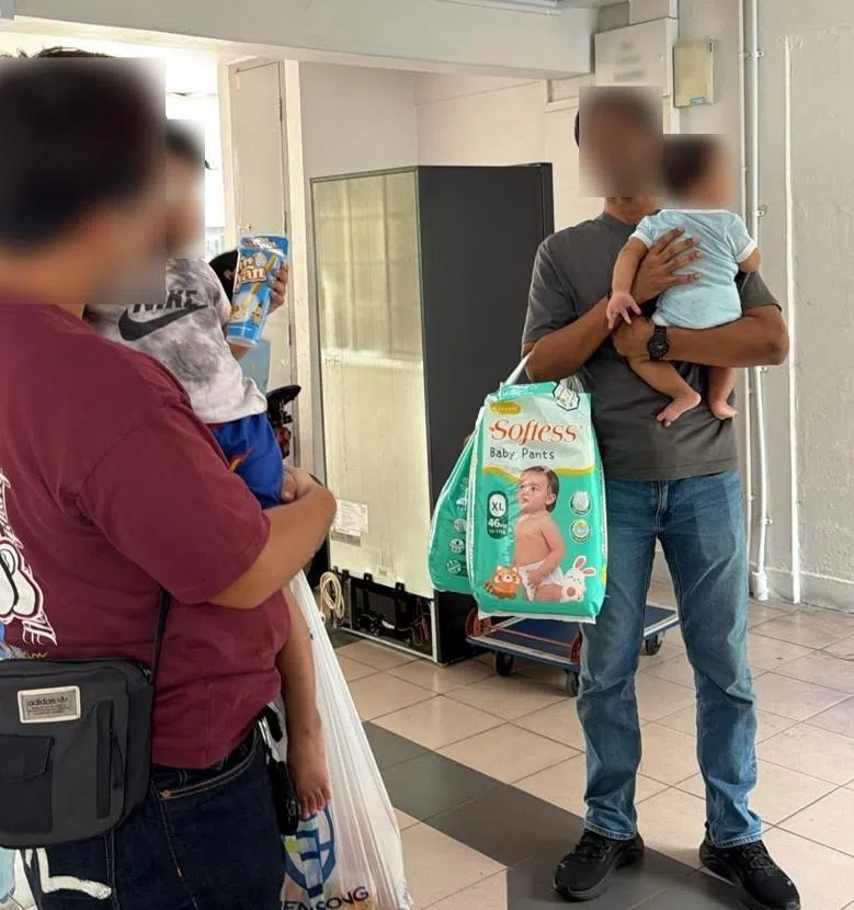 单位内的夫妻被捕后，肃毒局人员做出妥善安排，将年幼的两名男童交给其他家人照顾。（中央肃毒局提供）