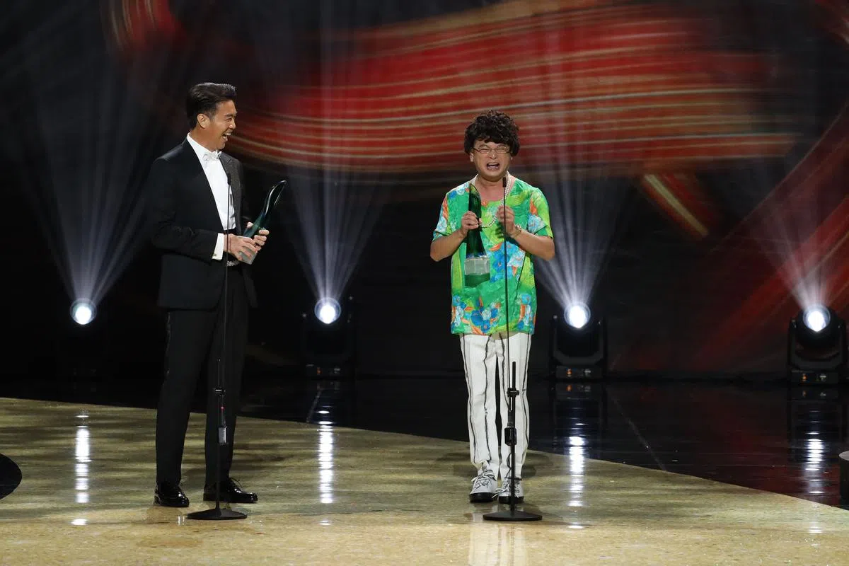 郑各评和周崇庆今年获颁“超级红星”，后者在台上快速换装成Aunty Lucy。（新传媒提供）
