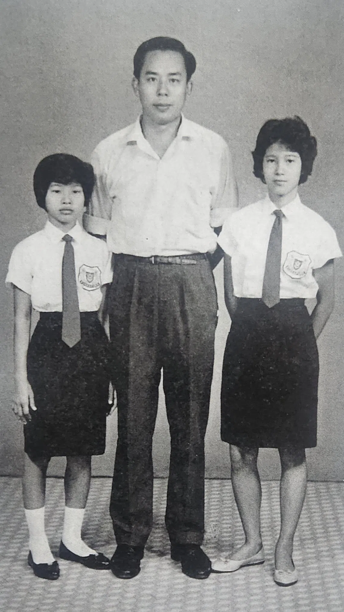 陈传恭校长（中）与两名乒乓球健儿白莲花（左）与廖春花。（陈传恭太太提供）
