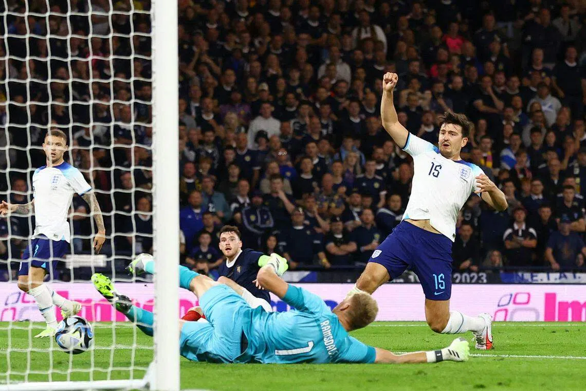 马圭尔（右）虽然攻入乌龙球，不过英格兰主帅索思盖特依旧在赛后肯定了他对球队的重要性。（路透社）