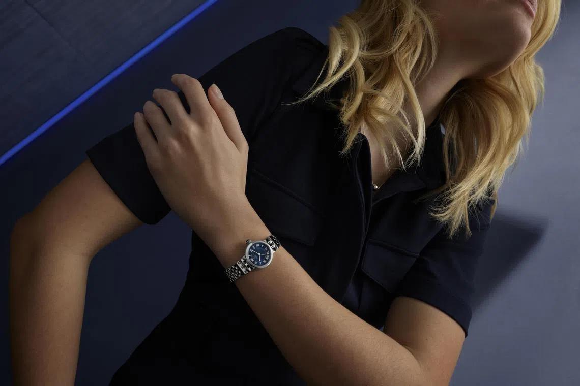 女装帝舵玫瑰系列是帝舵表经典系列之一，今年新推出“帝舵蓝”表盘。（帝舵表提供）