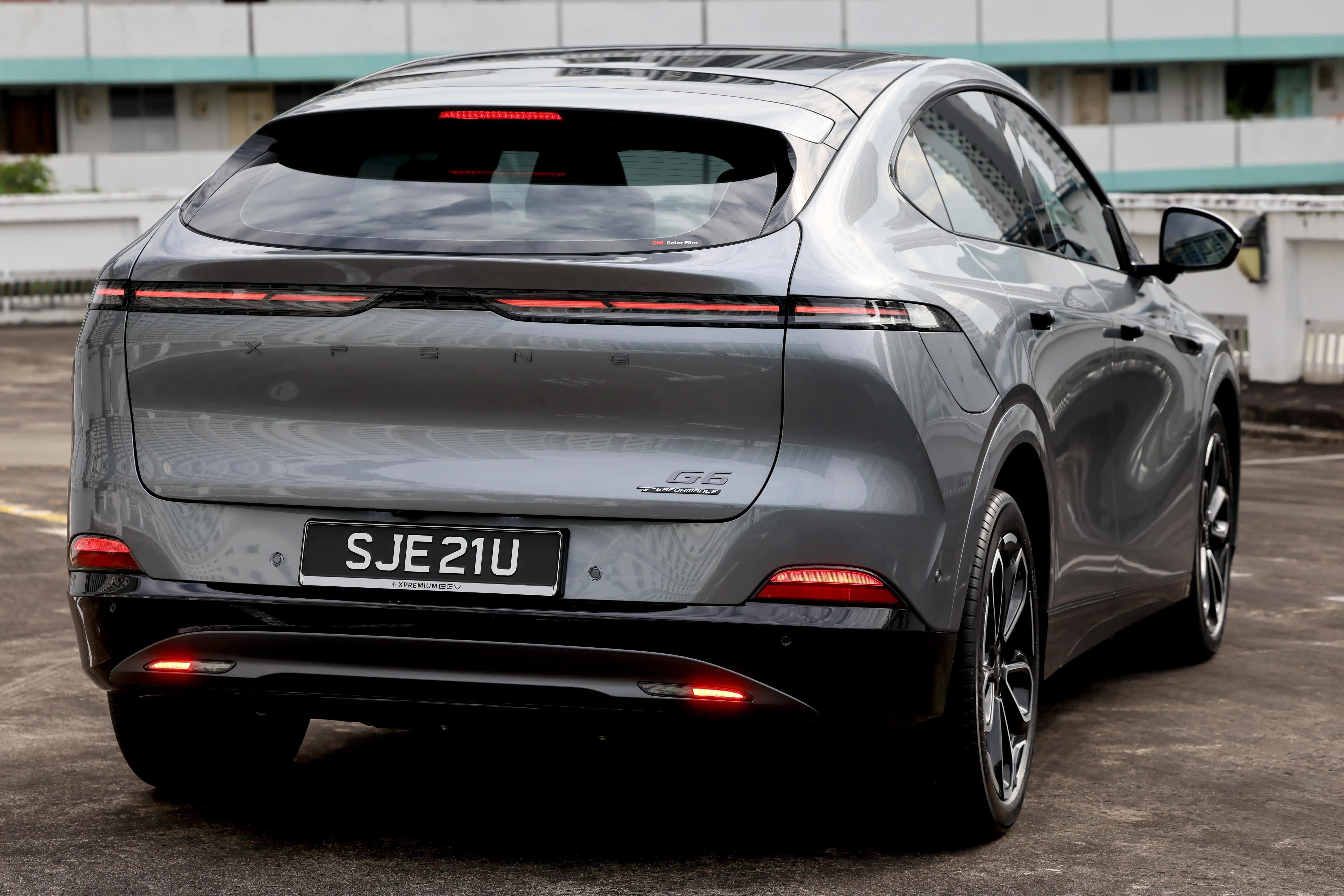 尾灯下方是品牌英文名“XPENG”，简洁大气。（龙国雄摄）