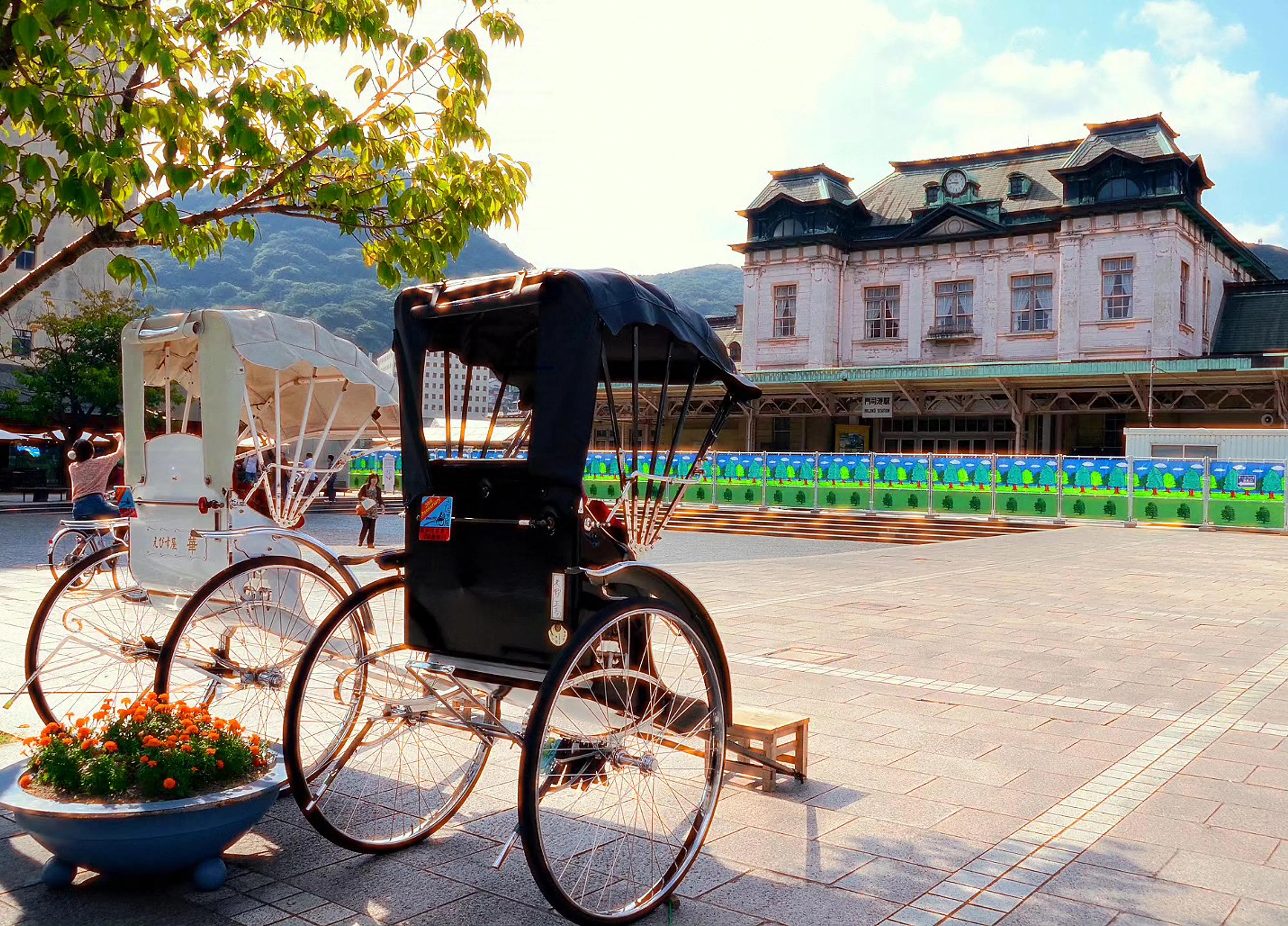 乘坐人力车是游览门司港的特别方式。（蓝天游摄）