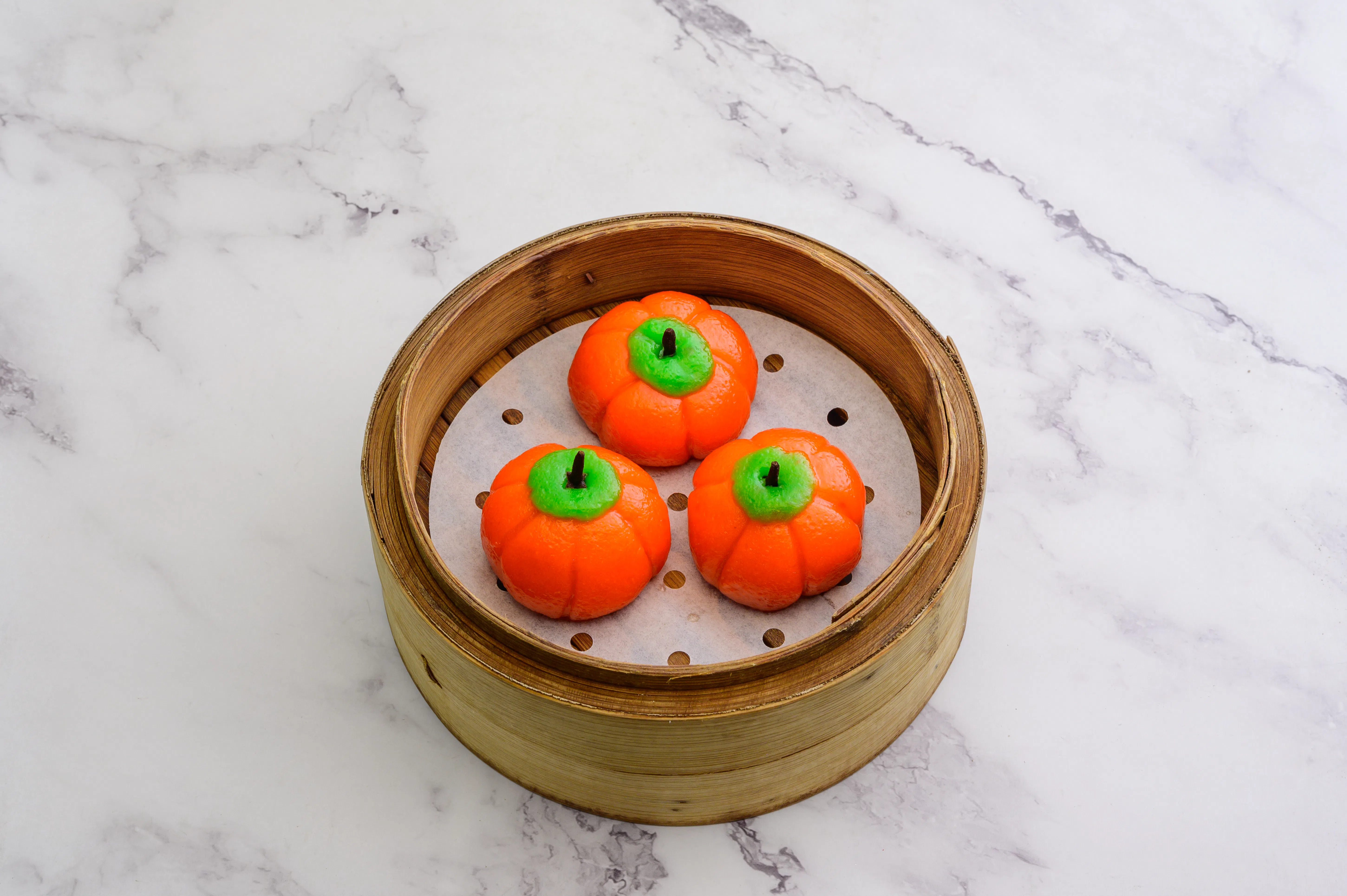 “金典”的芋泥金瓜子以红龟粿皮包裹流沙芋泥馅。（餐馆提供）