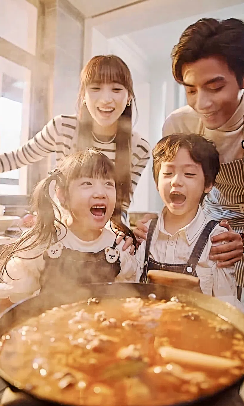 在《裴总每天都想父凭子贵》，许清雅饰演的林家家（后排左）遭算计下药怀上孩子，为何聪睿饰演的富豪裴亦诞下龙凤胎，可是产后被告知孩子因先天缺陷去世，怎料男女主角五年后重遇。（互联网）