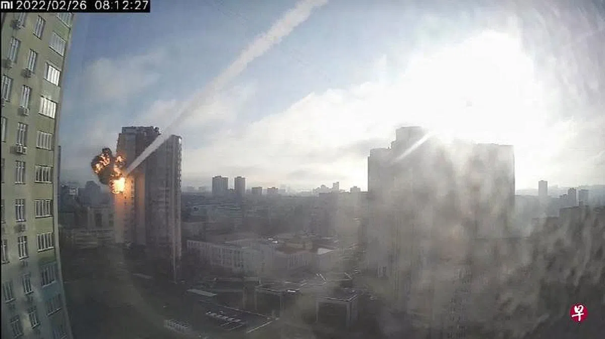 乌克兰首都基辅一带战况激烈，俄罗斯频频发射导弹攻击，图为录像画面显示导弹击中建筑物的一刻。（路透社）