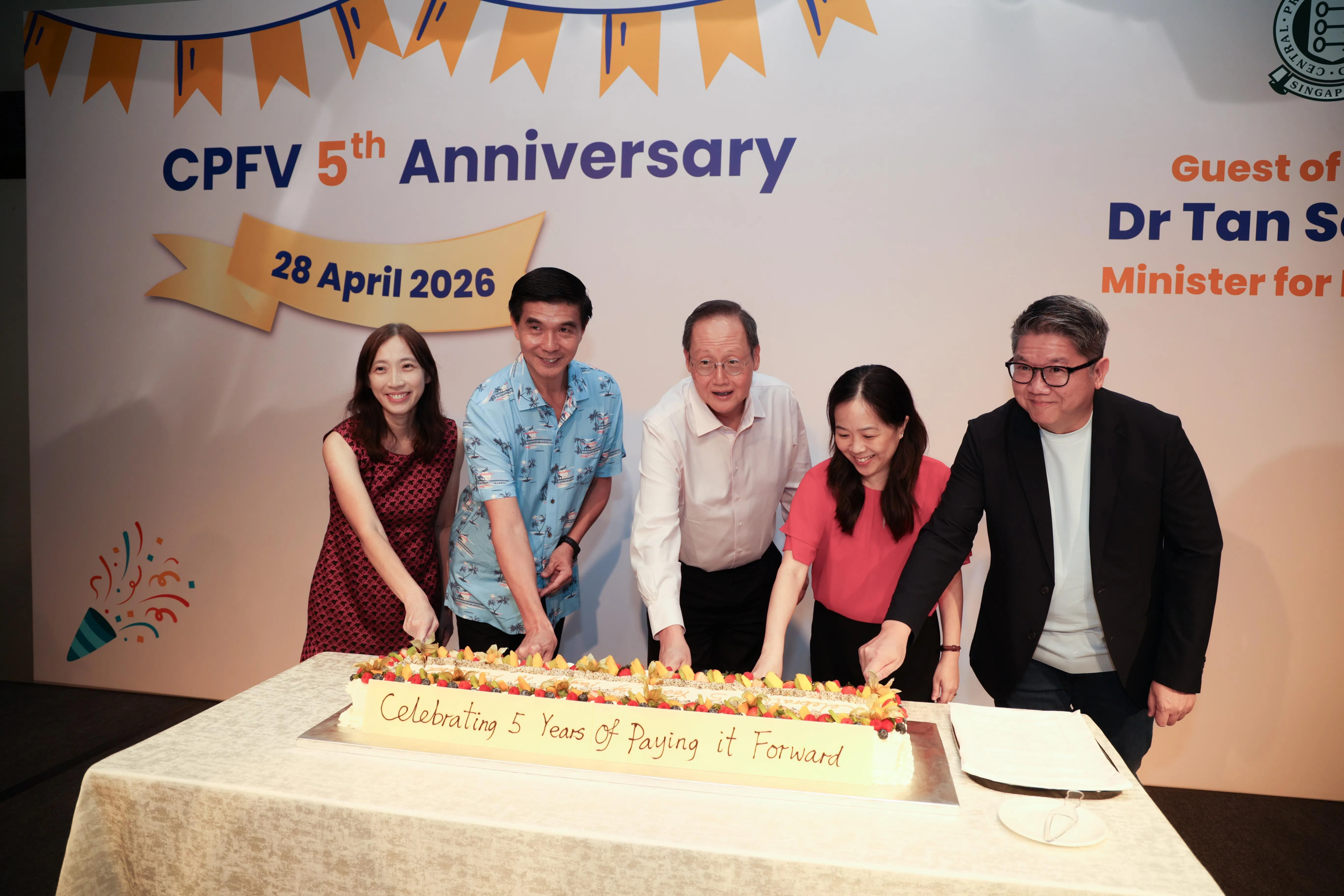 人力部长陈诗龙医生（中）在中央公积金局社区关怀传递计划五周年纪念晚宴上与嘉宾同切蛋糕。左起为公积金局通讯及联系司高级司长白尔嫣、义工管理委员会主席苏振兴；右起为公积金局副局长（政策与企业发展群）陈利发、局长邱明。（关俊威摄）