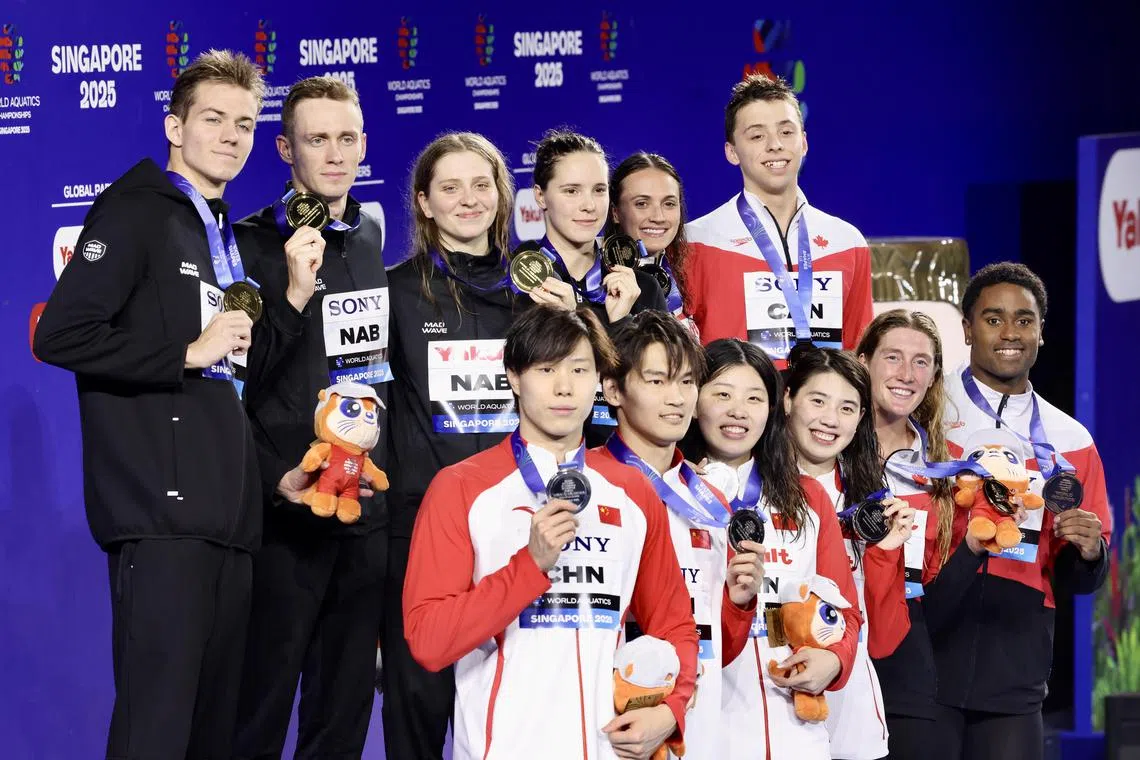 以中立运动员B队参赛的俄罗斯队（黑衣）以破大会纪录的成绩在4X100米混合泳接力中夺冠。（陈斌勤摄）