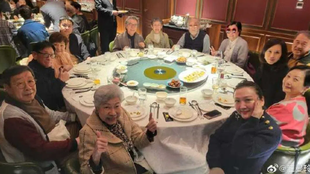 章立衡（左黑外套白衬衫无戴眼镜者）跟妈妈甄珍（左浅橘色上衣者）和一班资深艺人一起吃团圆饭。（互联网）