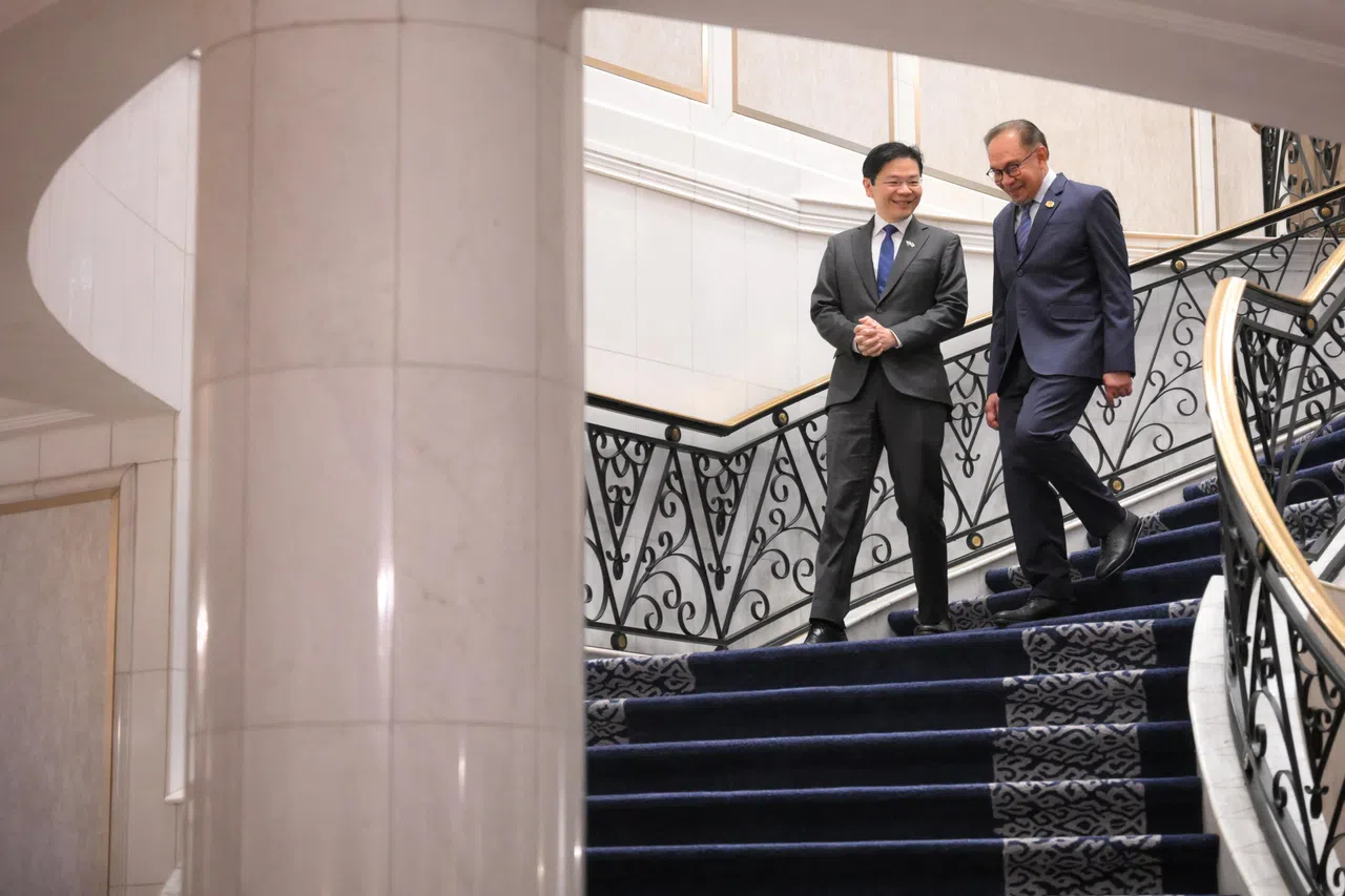 黄循财总理（左）说，东南亚国家的领导人，虽然多数他之前都见过，不过以总理身份再次与他们会面是重要的，因为这样才能打好关系，为往后的双边关系定调。他在访问马来西亚期间，与马国首相安华（右）会晤。（海峡时报）