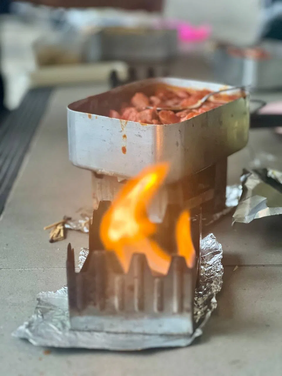  尽管烹饪工具极为简单，但煮出来的食物别具滋味，令人齿颊留香，回味无穷。（华侨中学高中部梁荣耀摄）