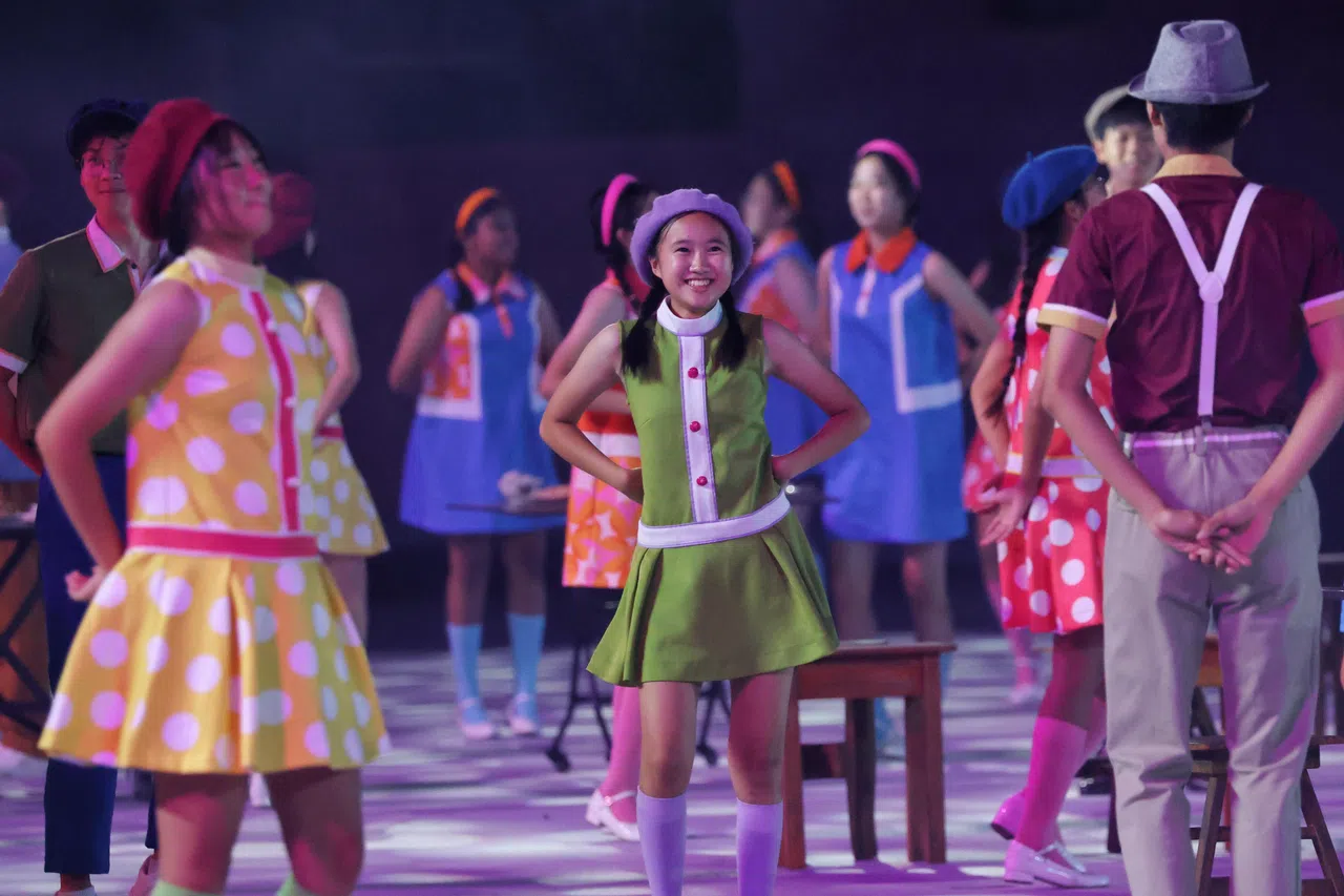 本地歌手演唱《新加坡派》《叉烧包》和《炒饭天堂》等多首耳熟能详的曲目，表演者演绎传统夜市的食客，重现当年的热闹场景。（林明顺摄）