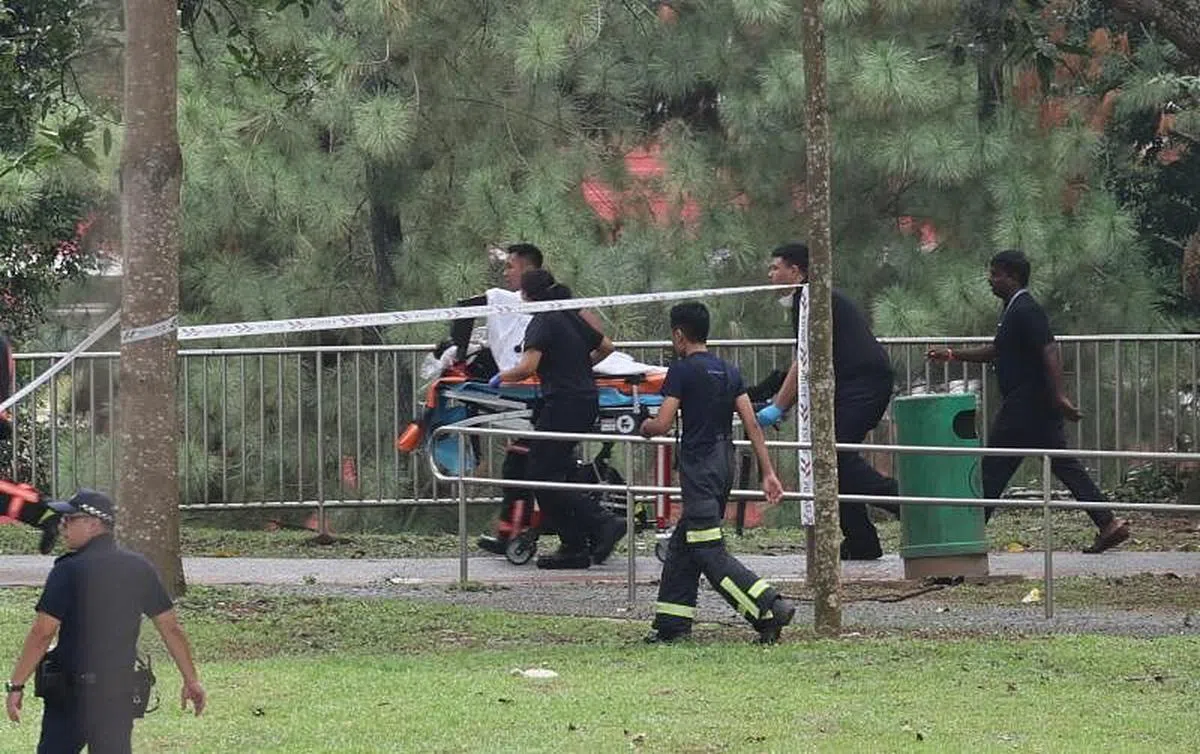 19岁的消防员在单位灭火时突然昏迷倒地，救护人员紧急送他入院。（刘启成摄）