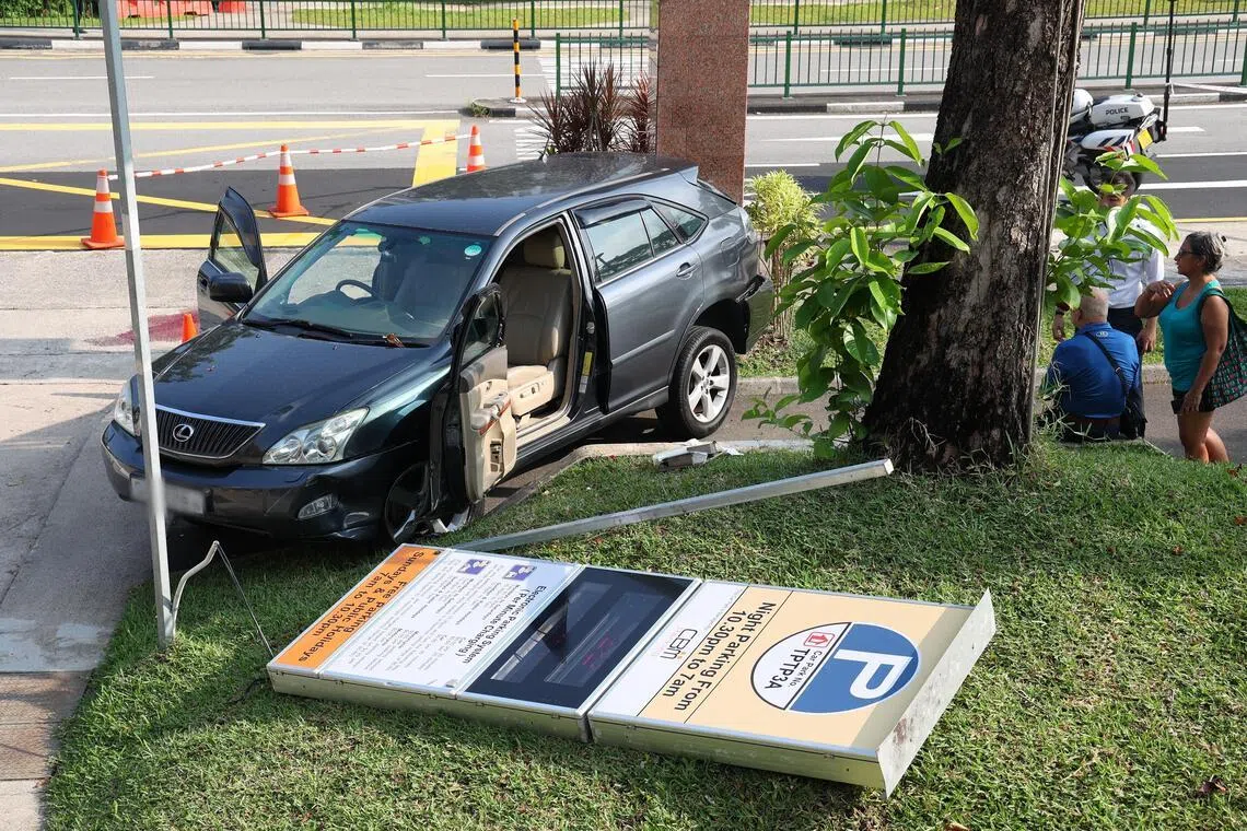 被告误踩油门失控撞倒老友后，又撞倒告示牌，车子在撞向一根柱子后才停下。（档案照片）