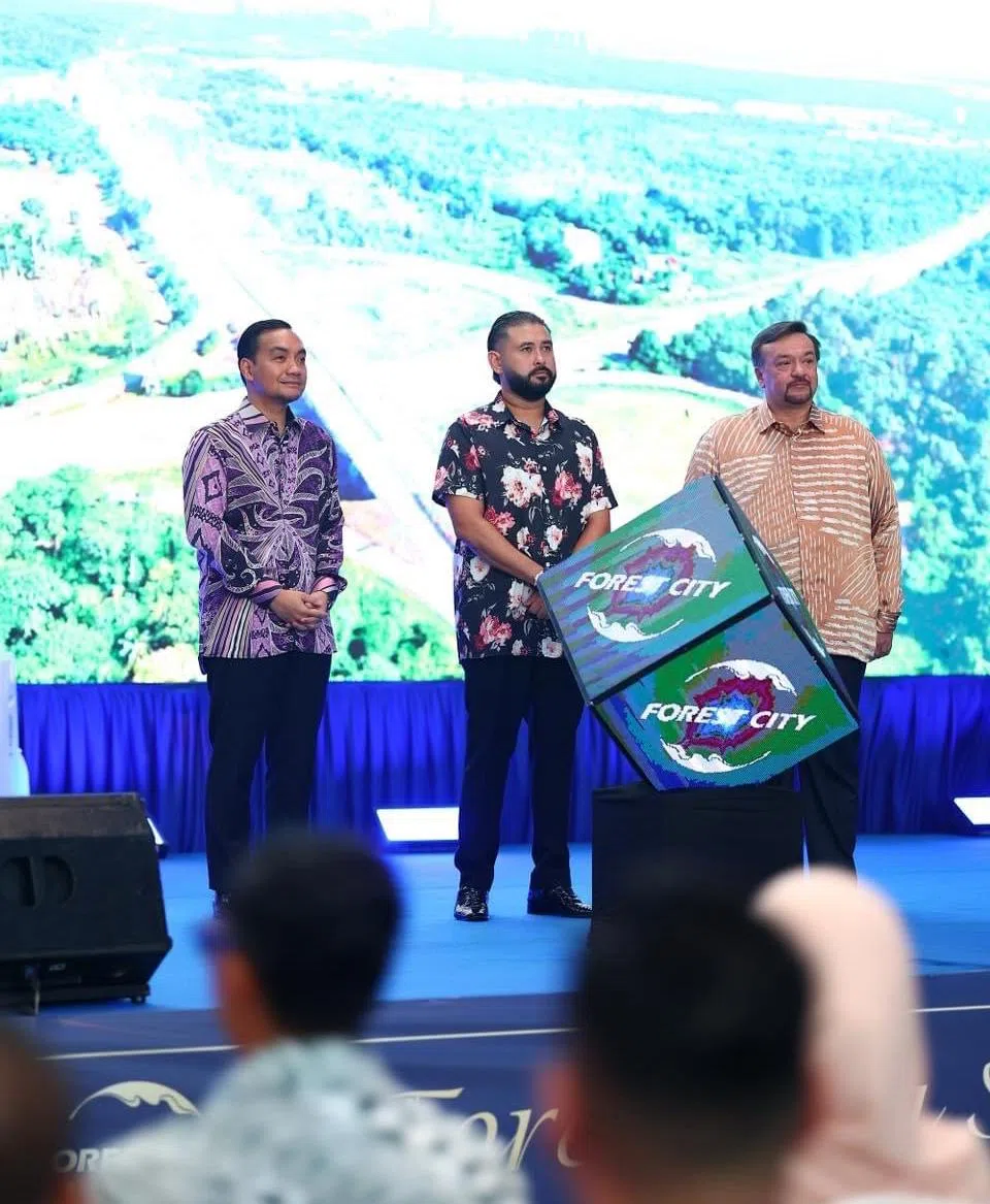 柔佛摄政王东姑依斯迈（中）星期五为森林城市金融特区特别税务奖励措施主持推介仪式。左为柔佛州务大臣翁哈菲兹，右为马国第二财长阿米尔韩沙。（取自柔佛摄政王东姑依斯迈脸书）