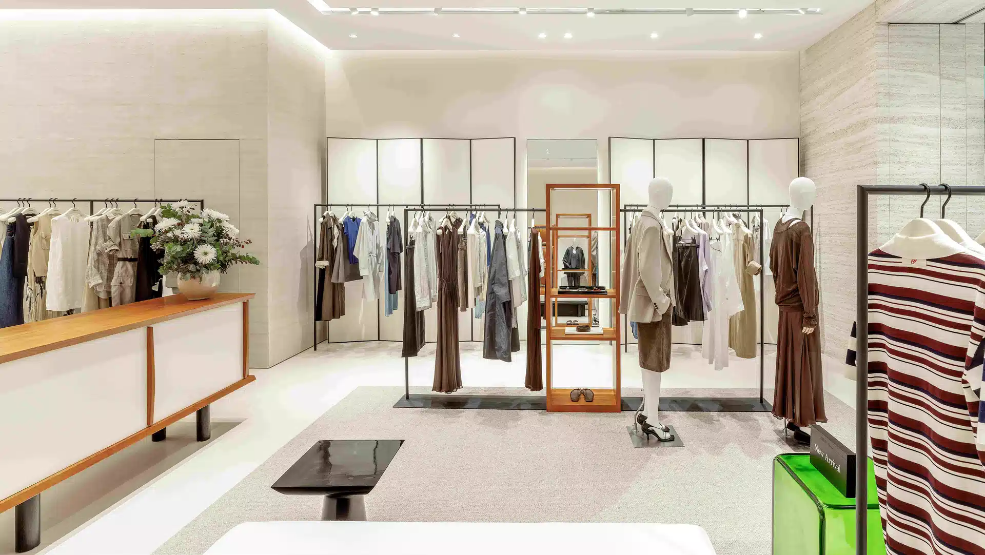 店内陈列分为精英女装与日常穿搭，满足不同场景需求。（品牌提供）