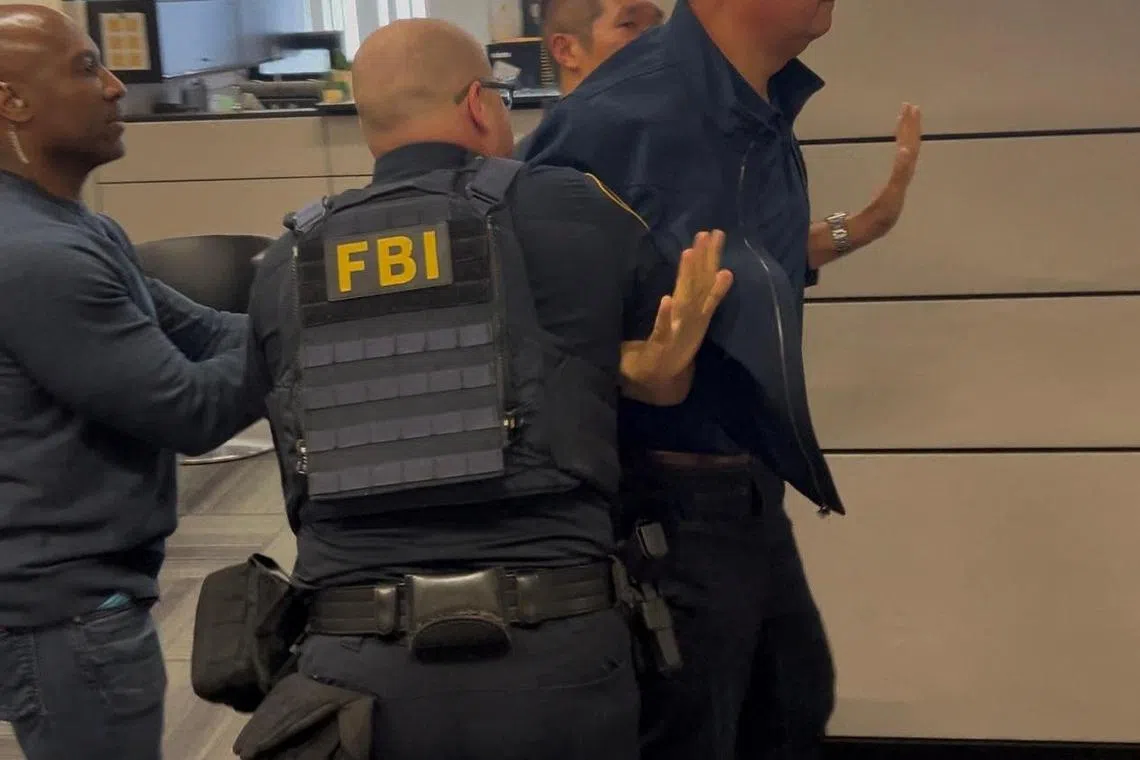 6月12日，民主党参议员亚历克斯·帕迪利亚被安全人员扣上手铐，拖离国土安全部长诺姆的新闻发布会现场。（路透社）