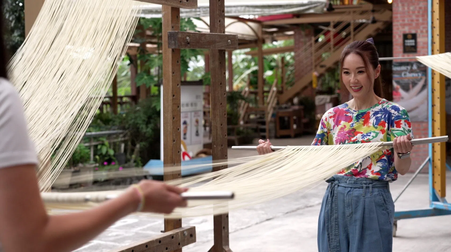 林湘萍与好友一起制作面线。（新传媒提供）