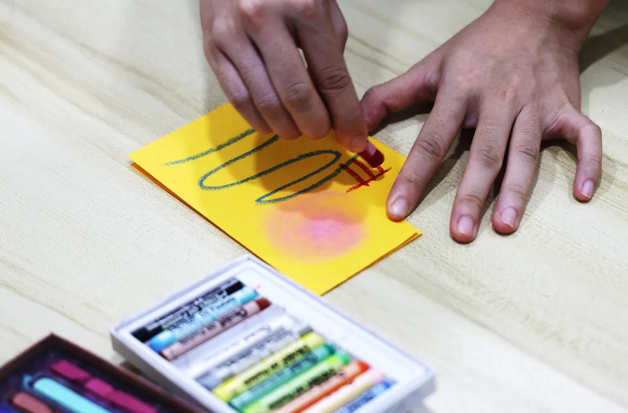 艺术治疗不是诊断工具，人们绘画时所使用的颜色或笔画的力度，可以表达某种情绪，但不应简单地将颜色与特定情感联系起来。（陈渊庄摄）